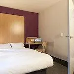 Hotel Montlhery 2*