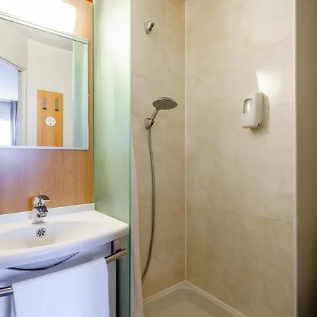 Hotel Montlhery 2*