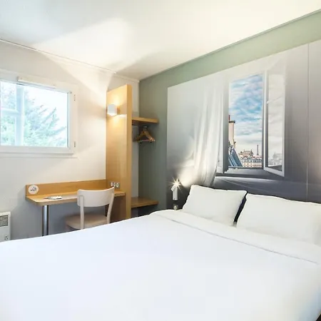 Hotel Montlhery 2*