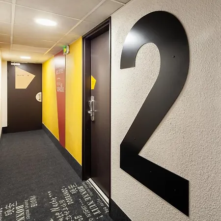 Hotel Montlhery 2*
